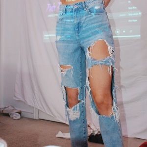RIPPED MOM JEANS